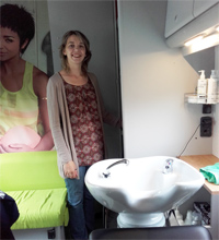 Marine dans son camping-car-salon de coiffure